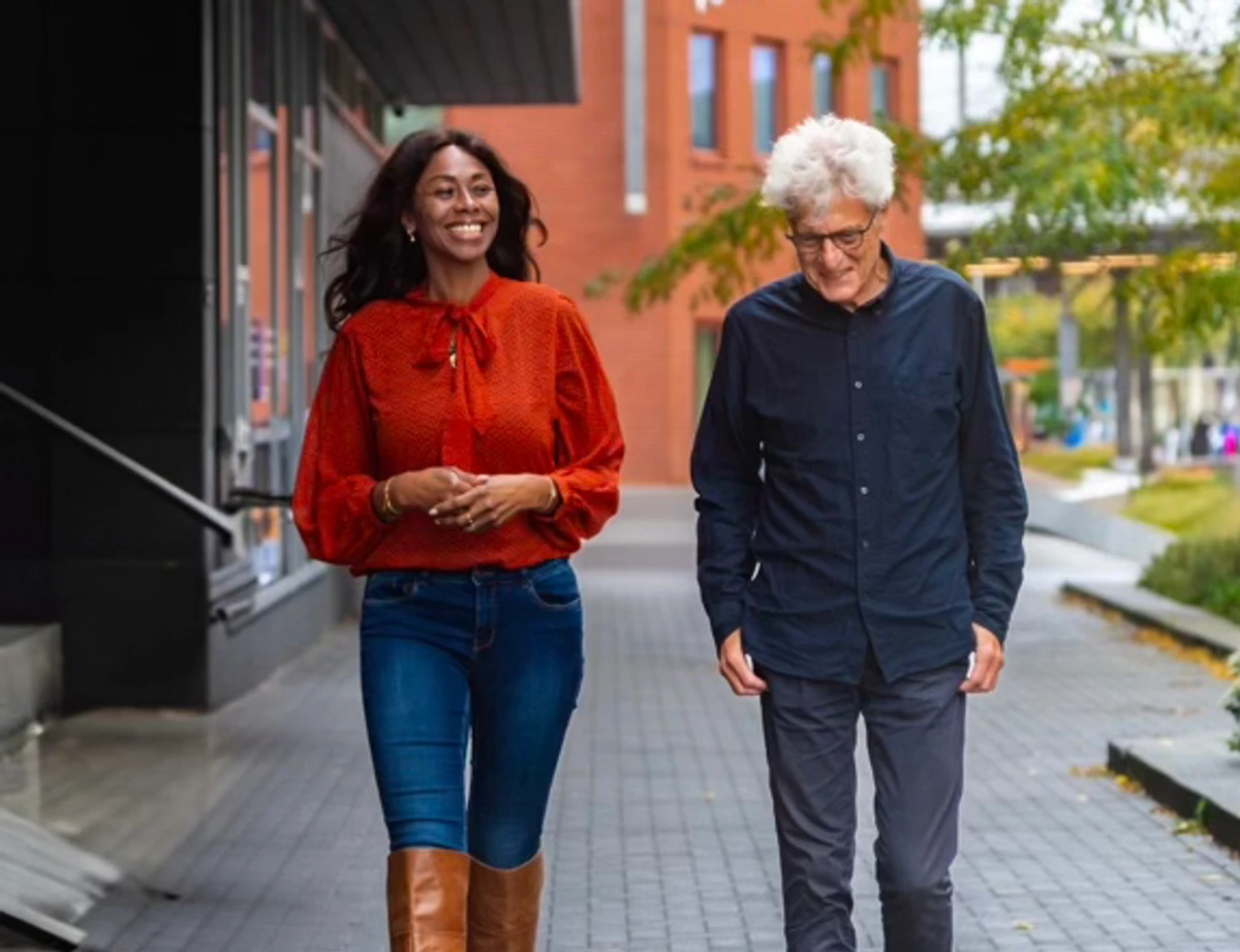 2 mensen lachtend en lopend - House Of Professionals